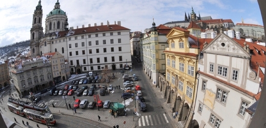 Petici proti parkovišti na Malostranském náměstí podepsalo přes pět tisíc lidí.