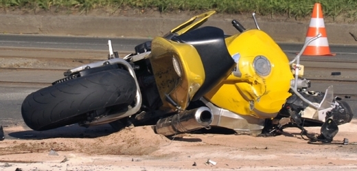 Střet automobilu s motocyklem si vyžádal dva lidské životy (ilustrační foto).