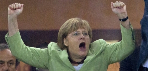 Angela Merkelová. Takhle se radovala loni na fotbalovém Euru.