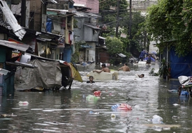 Filipínské město Quezon je po zásahu tajfunu pod vodou.