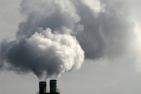 Oxid uhličitý uvolňovaný lidskými továrnami a elektrárnami způsobuje skleníkový efekt a ohřívání Země. Nebo ne?