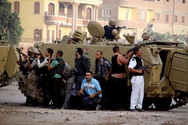 Egyptské bezpečnostní síly při střetech s ozbrojenci poblíž městečka Kirdāsah.
