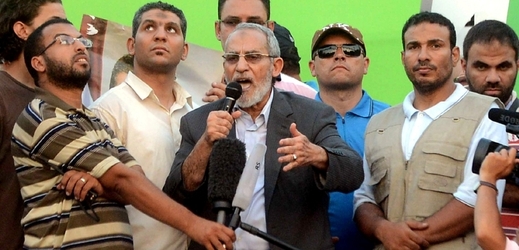Přední představitel Muslimského bratrstva Mohammed Badie promlouvá k lidu.