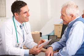 Lékaře by měli navštívit zejména starší muži, u nichž je riziko onemocnění prostaty nejvyšší.