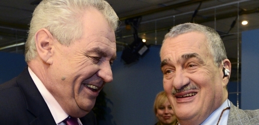 Kandidáti druhého kola přímé volby prezidenta, Miloš Zeman (vlevo) a Karel Schwarzenberg.