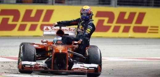 Mark Webber se při VC Singapuru nechal svést na Ferrari Fernanda Alonsa.