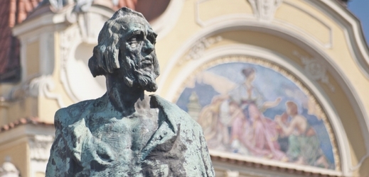 Socha mistra Jana Husa na Staroměstském náměstí v Praze.