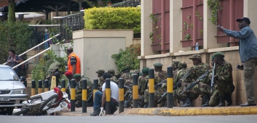 Keňští vojáci obsadili budovu obchodního centra Westgate Mall.