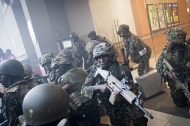 Keňská armáda v nákupním centru.