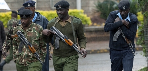 Keňské armádě se již podařilo osvobodit téměř všechna rukojmí z obchodního domu, na nějž zaútočili teroristé.