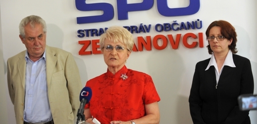 Prezident Miloš Zeman poslankyně ČSSD Milada Emmerová (uprostřed) a Dita Portová (vpravo).