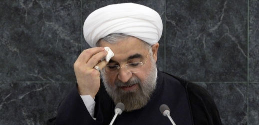 Íránský prezident mluvil před Valným shromážděním OSN klidným hlasem a během proslovu si několikrát otřel čelo kapesníkem.