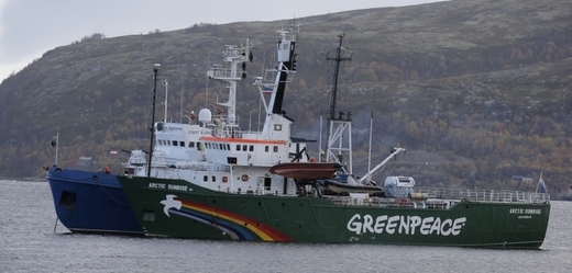 Ruští pohraničníci, spadající pod tajnou službu FSB, zadrželi loď Greenpeace v Barentsově moři, kde se aktivisté chystali protestovat proti připravované těžbě ropy.