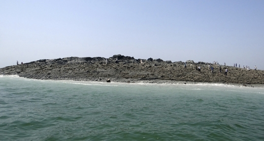 Po otřesech se u pobřeží nedaleko přístavu Gvadar objevil malý nový ostrov.