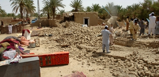 Fotografie ze 17. dubna 2013, kdy v Balúčistánu došlo k zemětřesení, při kterém zahynulo 35 lidí.