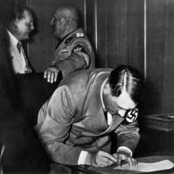 Říšský kancléř Adolf Hitler podepisuje v noci z 29. na 30. září 1938 mnichovskou dohodu.