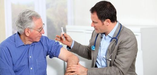 Senioři jsou chřipkou velmi ohroženi, stát by je měl více podporovat v očkování proti tomuto onemocnění (ilustrační foto).
