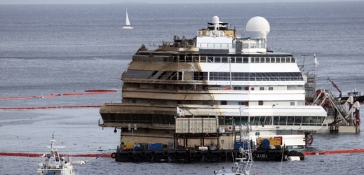 Vrak lodi Costa Concordia byl navrácen do svislé polohy minulý týden.