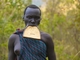 "Ozdobu" z pálené hlíny nosí ženy, které si spodní ret musejí naříznout již v mládí. 