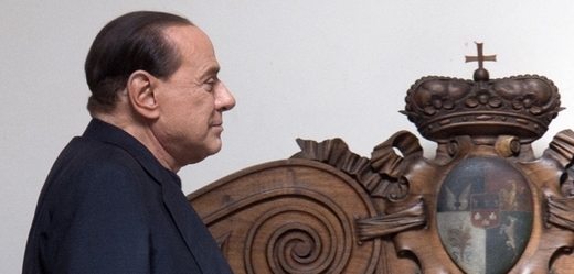 Členové parlamentu za Berlusconiho pravicové seskupení Lid svobody opět pohrozili, že hromadně rezignují pokud bude expremiér vyloučen z horní komory.