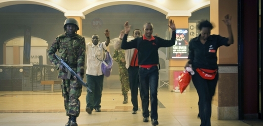 Útok somálských islamistů v nákupním centru v keňské metropoli Nairobi. 