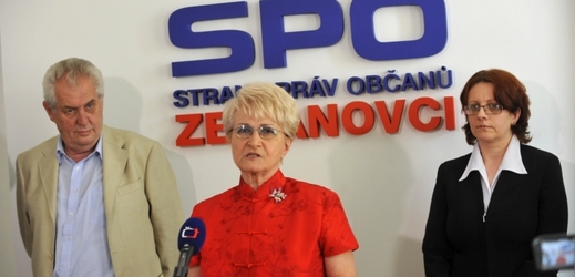 Místopředsedkyně Strany práv občanů Zemanovců Dita Portová (vpravo).