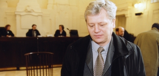 Na archivním fotu Petr Smetka u soudu firmy H-System.