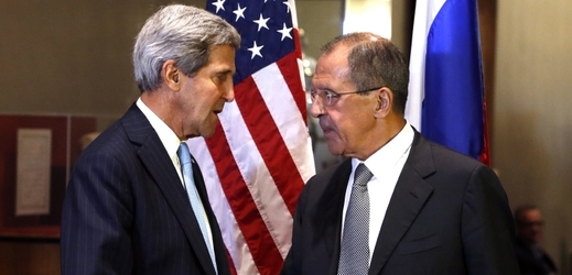 Ruský ministr zahraničí Sergej Lavrov (vpravo) a jeho americký protějšek John Kerry.