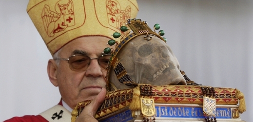 Kardinál Miloslav Vlk s lebkou svatého Václava.