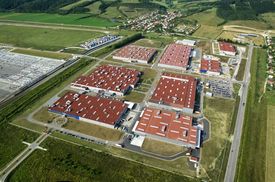 Letecký pohled na žilinskou továrnu.