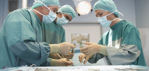 Nedostatek dárců vede chirurgy v IKEMu k tomu, aby játra rozdělovali mezi dvěma pacienty (ilustrační foto).
