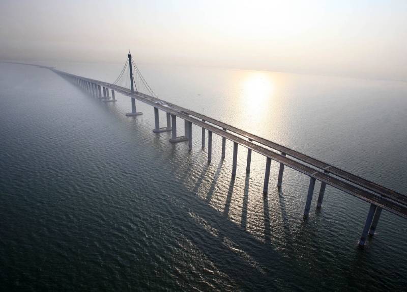 Most v čínské zátoce Ťiao-čou se táhne po 36 kilometrů. (Foto: Profimedia.cz)