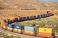 Dvoupatrový vlak prjíždějící průsmykem Cajon v Kalifornii. (Foto: Profimedia.cz/Steve Crise/Transtock/Corbis)