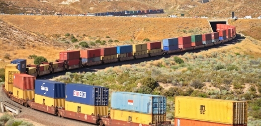 Dvoupatrový vlak prjíždějící průsmykem Cajon v Kalifornii. (Foto: Profimedia.cz/Steve Crise/Transtock/Corbis)