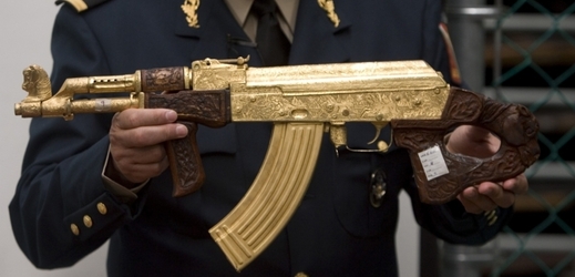 Zlatem vykládaný samopal AK-47, symbol moci řady afrických diktátorů.