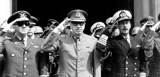Augusto Pinochet (druhý zleva) se svými spolupracovníky v roce 1973.