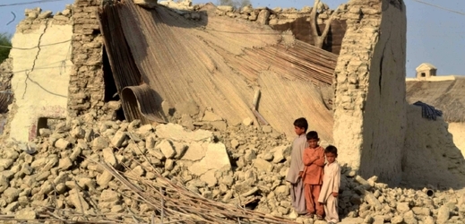 Dům zničený zemětřesením v oblasti Avaran.
