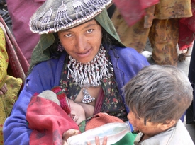 Žena s dětmi z vesnice Arandu.