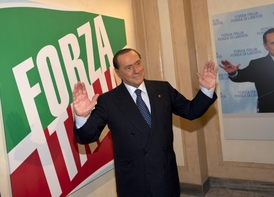 K rezignaci vyzval ministry sám Berlusconi.