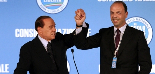 Bývalý premiér Silvio Berlusconi (vlevo) a místopředseda vlády Angelino Alfano.