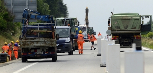 Stavbaři už v červenci uzavřeli dálniční úsek D1 mezi Loktem a Hořicemi, kde se bourala trojice mostů.