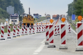 Uzavřený úsek D1 mezi Loktem a Hořicemi.