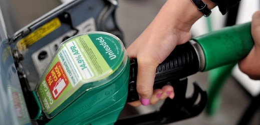 Spotřební daň z nafty v Česku činí 10,90 korun na litr (ilustrační foto).