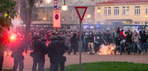 Účastníci mítinku krajně pravicové DSSS se 27. září střetli s policií, když vyrazili k převážně romské ubytovně v Ostravě. 
