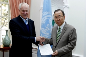 Švédský expert na chemické zbraně Ake Sellström (vlevo) s generálním tajemníkem OSN Pan Ki-munem.