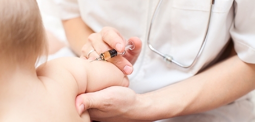Kritici očkování mluví o rizicích pro malé děti (ilustrační foto).