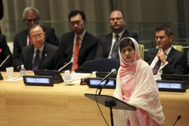 Pákistánka Malalaj Júsufzaiová mluví před zástupci OSN.