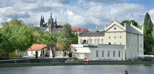 Muzeum Kampa na břehu Vltavy.
