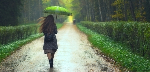 Oteplení o víkendu přinese i přeháňky, na sobotní procházku tedy nezapomeňte přibalit deštník (ilustrační foto).