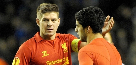 Steven Gerrard (vlevo) a Luis Suárez.